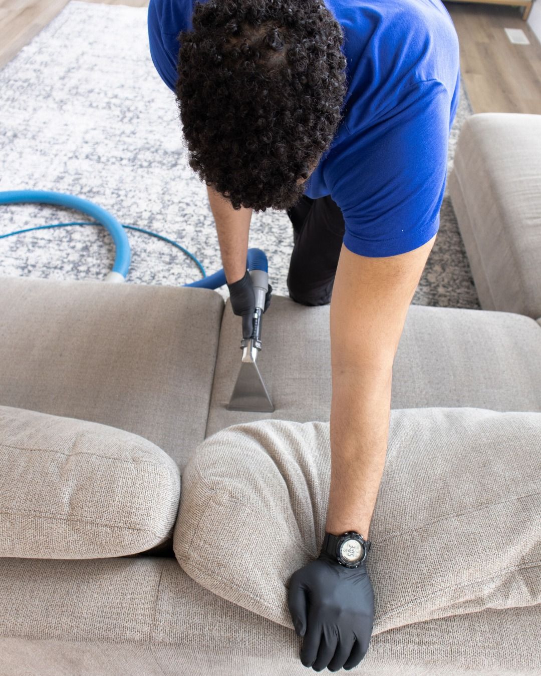 تنظيف كنب وسجاد بالرياض | إزالة البقع وتعقيم بأحدث التقنيات